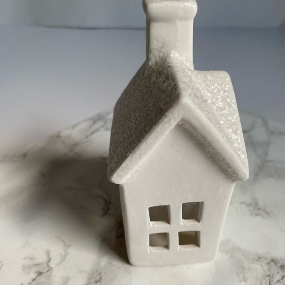 Ceramic house with white glitter. Gives the illusion of snow on the roof top . - Picture 8 of 8